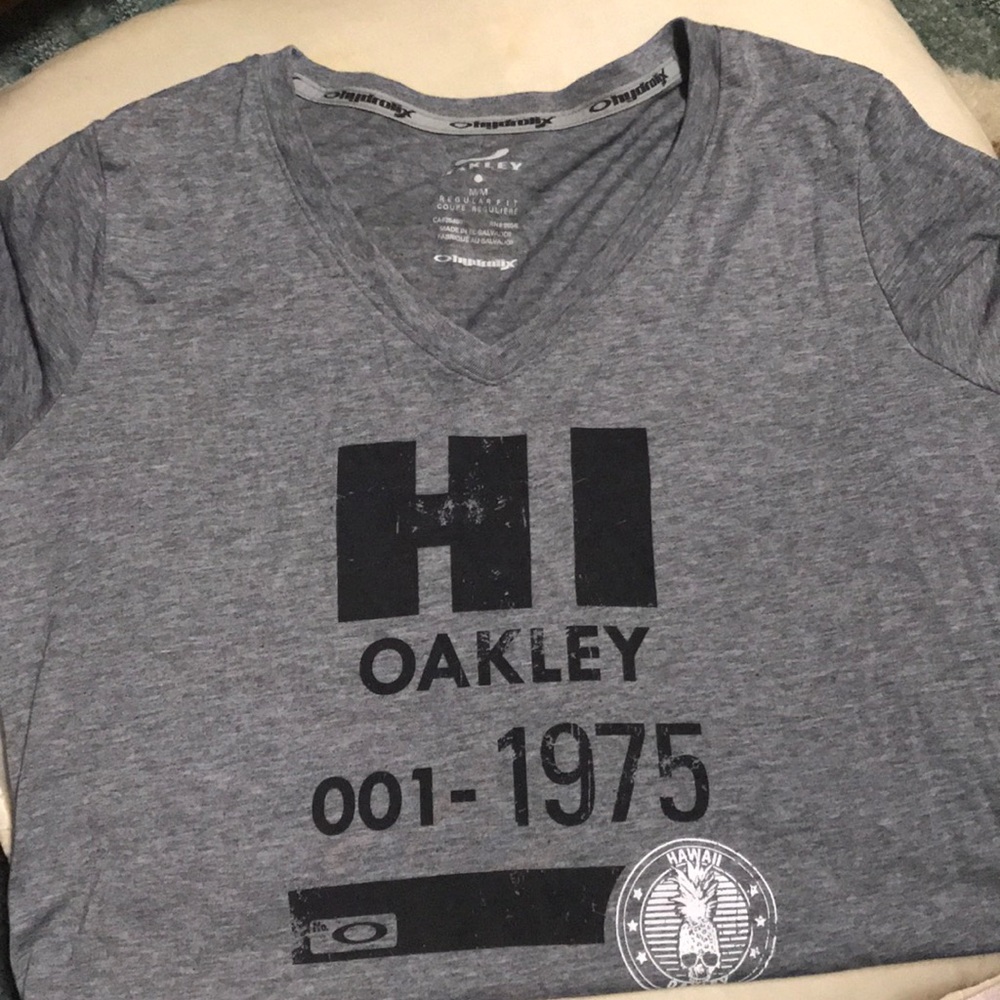 Oakley women’s v neck Tee.
